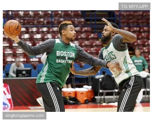 华莱士利用内线强打拉开差距，提升球队关键得分效率